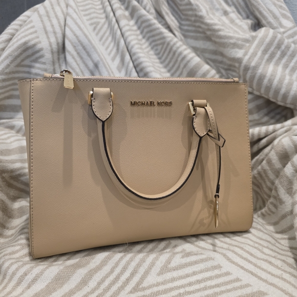 Michael Kors Handbags - Michael Kors Blush Saffiano Leather Black Lining, Handbag - Excellent